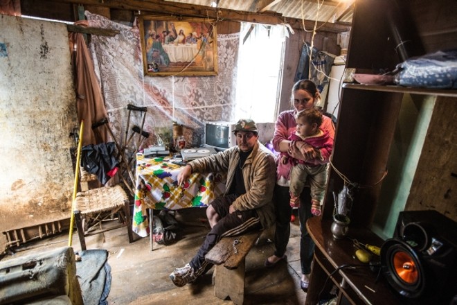 Eroni, a esposa Érica Desidério (26) e a pequena Luana |