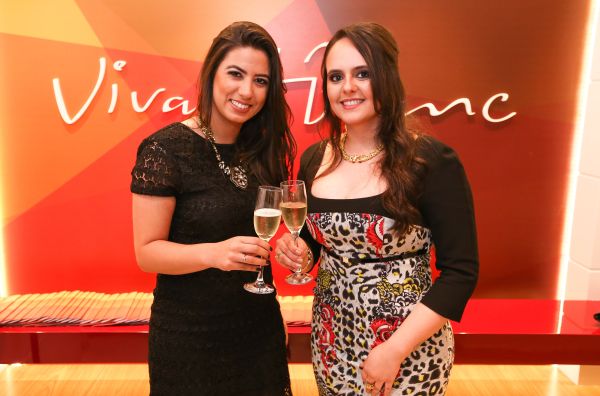 Na inauguração da clínica odontológica premium Vivant Blanc, ontem, a proprietária Marina Baechtold e a arquiteta responsável pelo projeto do espaço, Carolina Portes, brindam o sucesso do evento | Diogo Alexandre
