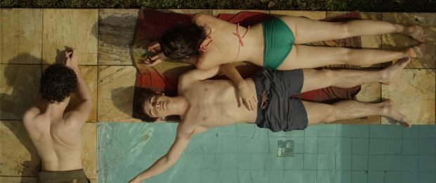 O surpreendente Hoje Eu Quero Voltar Sozinho tem como protagonistas os jovens atores Leonardo (Ghilherme Lobo), Giovana (Tess Amorim) e Gabriel (Fabio Audi, à esq.) | Divulgação