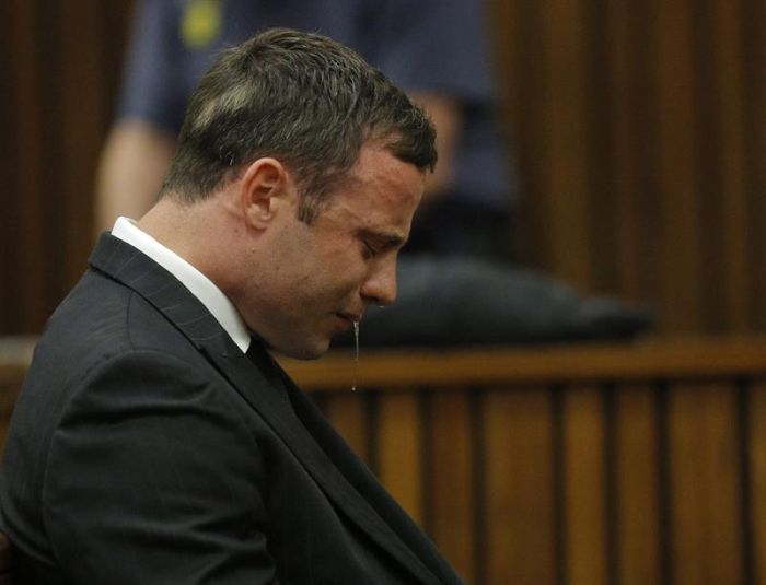Oscar Pistorius chora ao ouvir o veredicto de que não seria julgado por homicídio doloso pela morte da namorada Reeva Steenkamp | EFE
