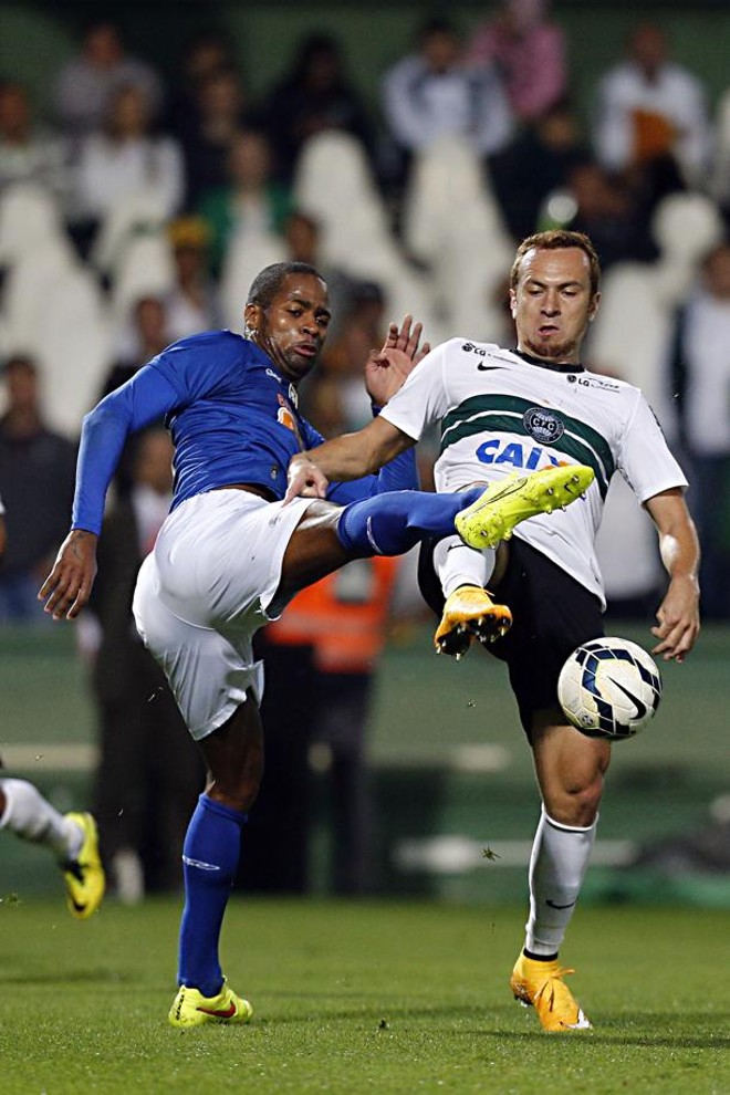 Zé Love divide com Dedé na derrota do Coritiba para o Cruzeiro | 