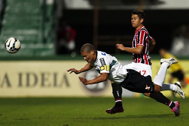 Alex tenta cabeçada na vitória do Coritiba diante do São Paulo |