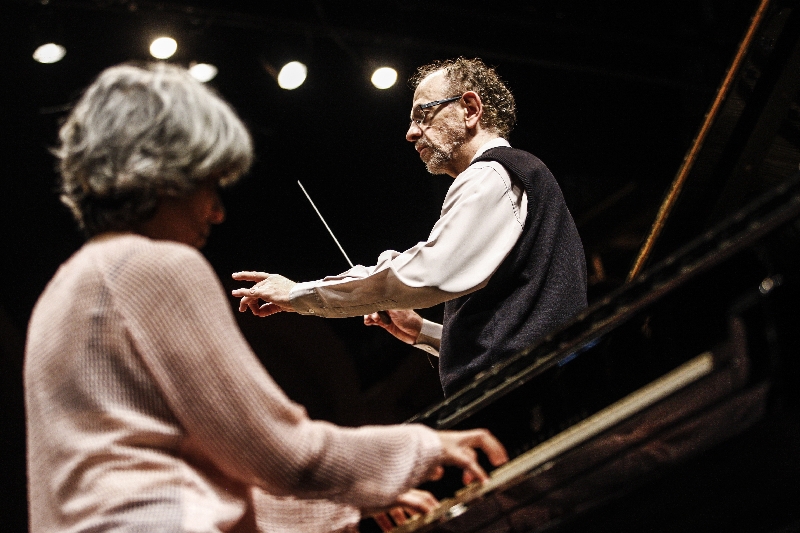 Araceli Chacon ao piano e Jamil Maluf na batuta: reencontro nostálgico com repertório épico marca concerto desta noite | André Rodrigues/Gazeta do Povo