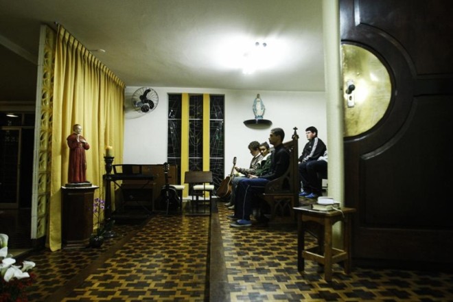 Seminaristas se reúnem em oração, em uma das capelas | 