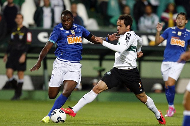 Lateral do Coxa Norberto na marcação de Manoel, do Cruzeiro | 