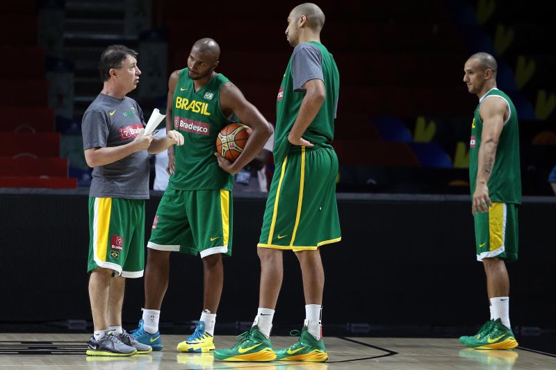 Técnico brasileiro orienta Leandrinho e Marquinhos em treino | Divulgação/CBB