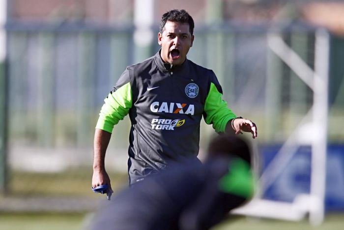 Técnico Marquinhos Santos vai endurecer as cobranças para o Coritiba conseguir a vitória no clássico com o Atlético | Albari Rosa / Gazeta do Povo