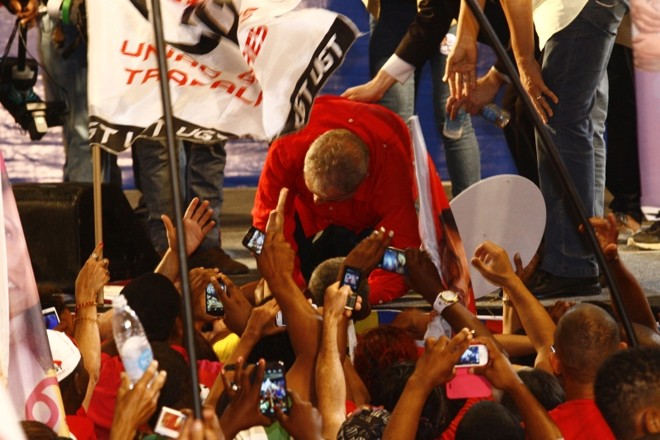 Lula é derrubado em comício- O ex-presidente Lula foi derrubado por um militante petista durante comício na quarta-feira, em Salvador. O evento foi organizado pelo PT e siglas coligadas em favor da candidatura de Rui Costa (PT) ao governo da Bahia e à reeleição de Dilma Rousseff. No evento, Lula resolveu cumprimentar de cima do palco um grupo de militantes na parte da frente da estrutura. Um deles puxou o ex-pre­sidente que caiu no palco sendo ajudado a levantar por Rui Costa | 