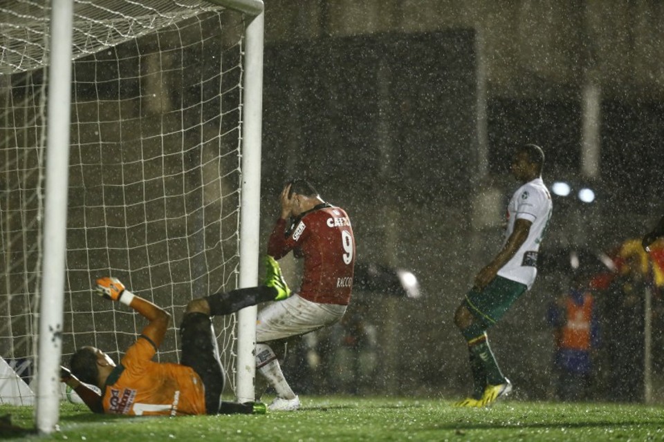 Atacante Giancarlo, do Paraná, lamenta oportunidade perdida no jogo contra o Sampaio Corrêa | Hugo Harada / Gazeta do Povo