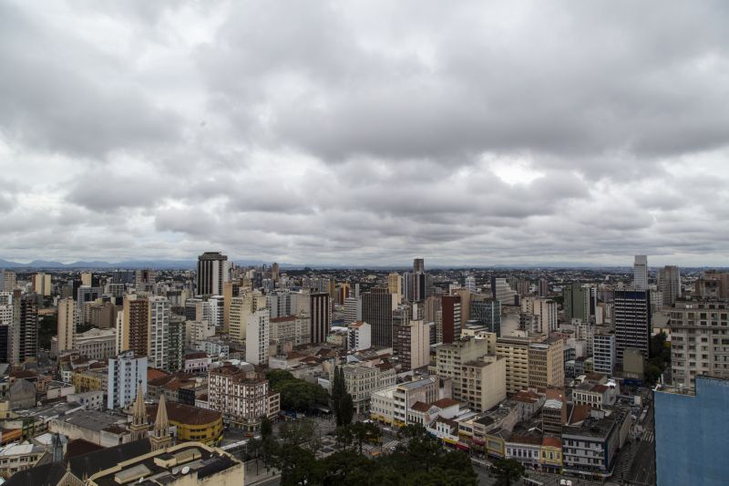 Apesar de tempo nublado e chance de chuva, temperaturas ficam acima dos 20°C no PR | Henry Milléo/ Agência de Notícias Gazeta do Povo
