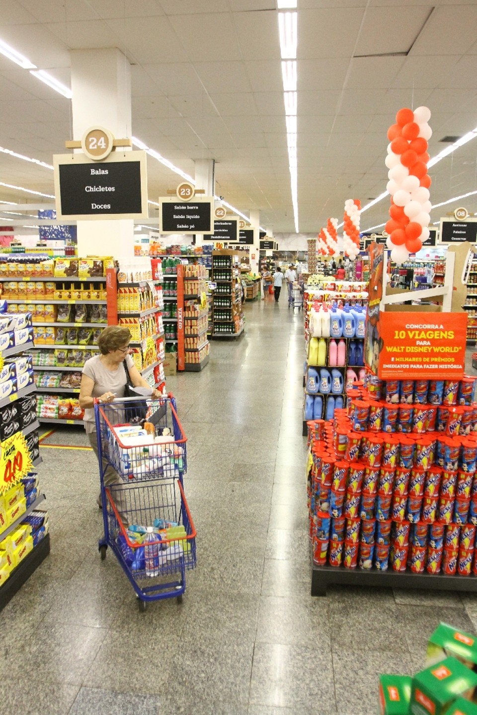 Clientes têm ido menos ao mercado em 2014: corredores vazios | Gilberto Abelha/Jornal de Londrina