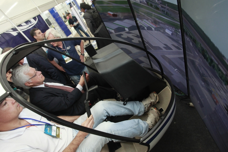 Ministro Moreira Franco testou simulador de helicóptero durante feira em Maringá | Walter Fernandes/ Gazeta do Povo