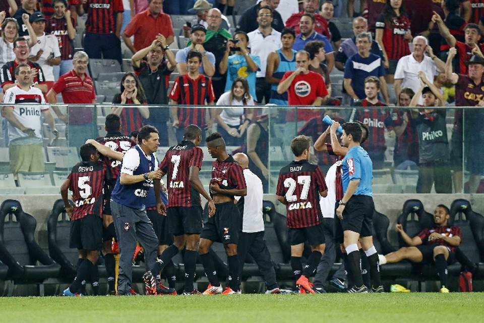 Claudinei orienta Marcelo durante a comemoração do gol de Hernani: torcida, time, atacante e técnico refizeram aliança | Antonio More/ Gazeta do Povo