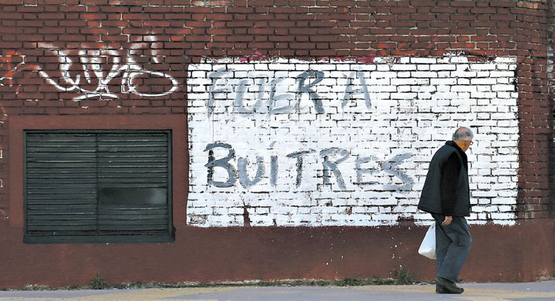 Argentina tacha de maus credores que exigem pagamento integral. Grafite em Buenos Aires diz: Fora, abutres | Marcos Brindicci/Reuters