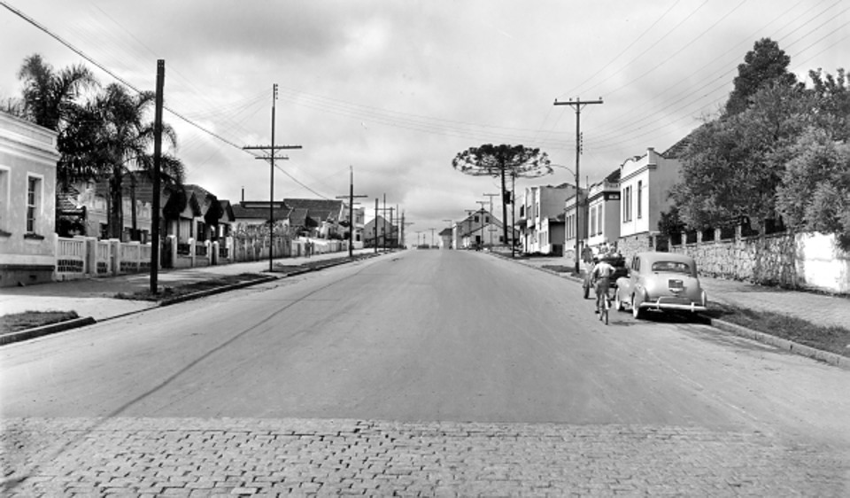 Em dezembro de 1956 temos a imagem da Avenida República Argentina a partir da Avenida Iguaçu. Seu asfaltamento propiciou o maior desenvolvimento e valorização da região. (Nota: As fotos das obras da Av. República Argentina foram feitas por Arthur Wischral) | 