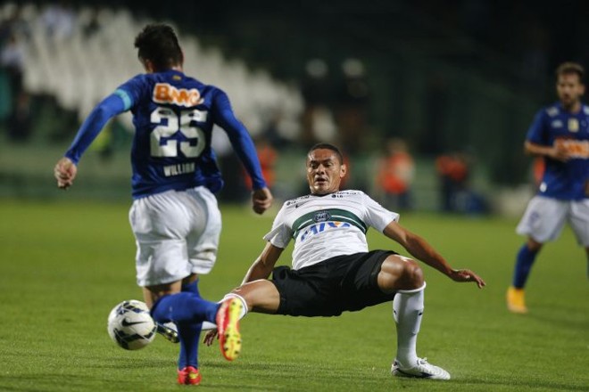 Volante Helder tenta tirar a bola do cruzeirense William | 