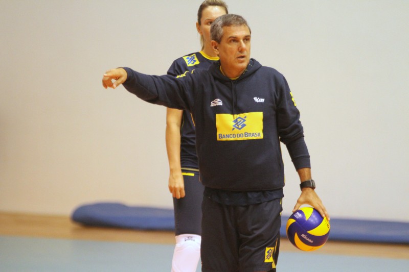 Técnico Zé Roberto Guimarães definiu grupo para a disputa do Mundial de Vôlei | Divulgação / CBV