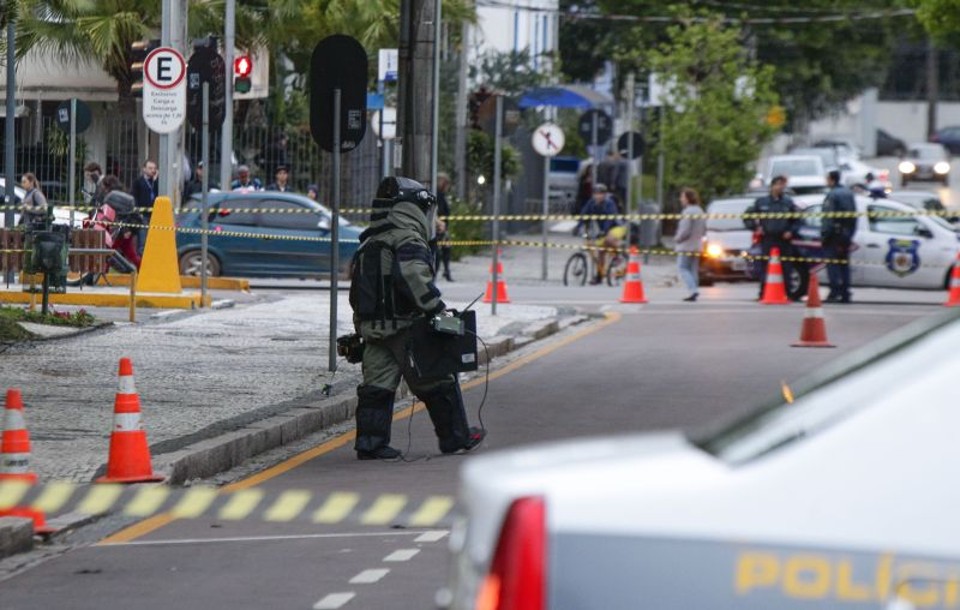 Membro do Esquadrão Anti-Bomba da Polícia Militar em averiguação de uma caixa encontrada na entrada da garagem da prefeitura | Daniel Castellano/Agência de Notícias Gazeta do Povo