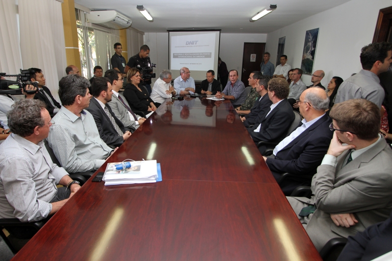 O ministro Paulo Passos, ao fundo (de paletó preto), na assinatura da ordem de serviço em Foz | Christian Rizzi/ Gazeta do Povo