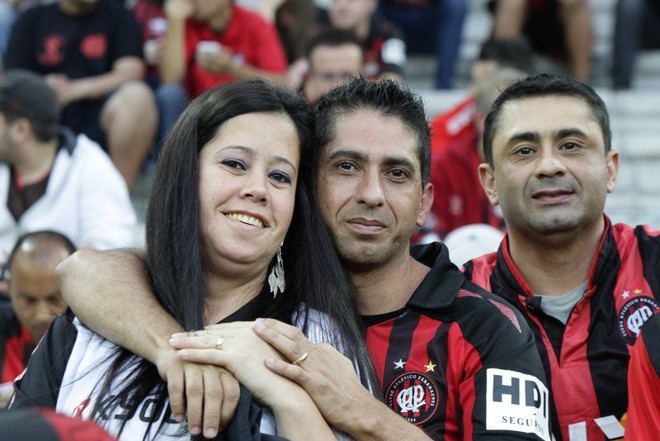 Torcida do Atlético no jogo contra o Internacional na Baixada |