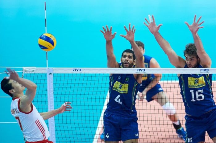 Wallace e Lucão no bloqueio do Brasil diante da China | Divulgação FIVB
