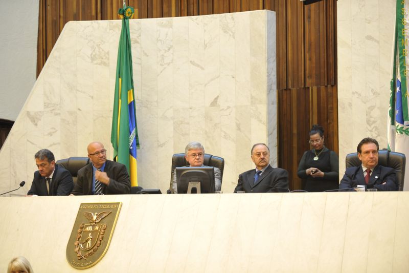 Segundo o presidente da Assembleia, Valdir Rossoni (no centro da imagem), o recesso de duas semanas foi uma decisão tomada em conjunto pelo colégio de líderes | Sandro Nascimento / Alep / Divulgação