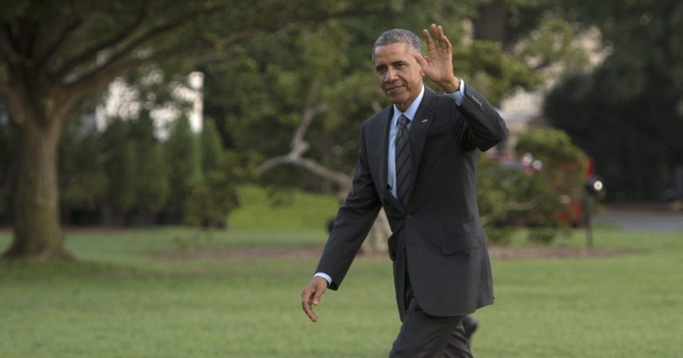 Presidente Barack Obama acena ao chegar na Casa Branca, em Washington: promessa de combater com rigor a ação do EI | Shawn Thew/Efe