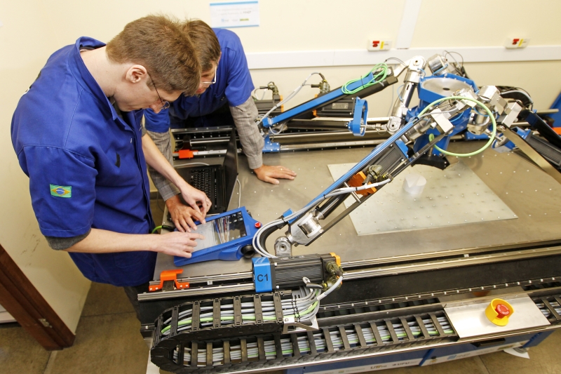 Robô que faz a soldagem de cascos de navios e plataformas: inovação de empresa paranaense espera pela carta-patente há sete anos | Antônio More/ Gazeta do Povo