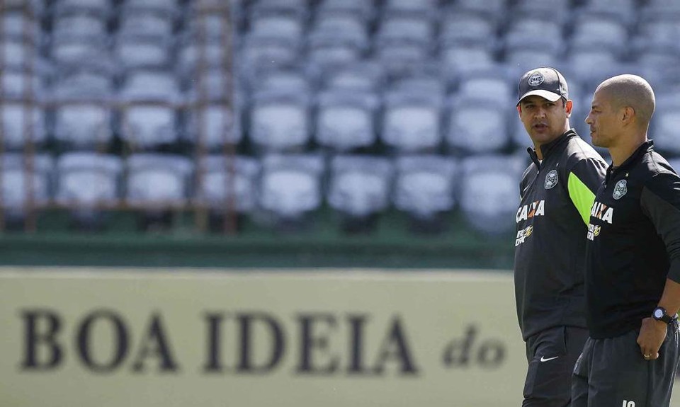 Alex conversa com o treinador Marquinhos Santos: meia pode voltar ao Coritiba diante do São Paulo | Jonathan Campos / Gazeta do Povo