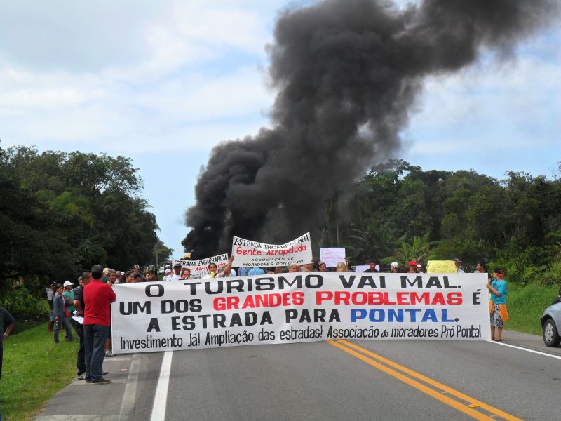 A principal reivindicação dos moradores é a construção imediata de uma rodovia que ligue Praia de Leste a Pontal do Sul | Oswaldo Eustáquio / Gazeta do Povo
