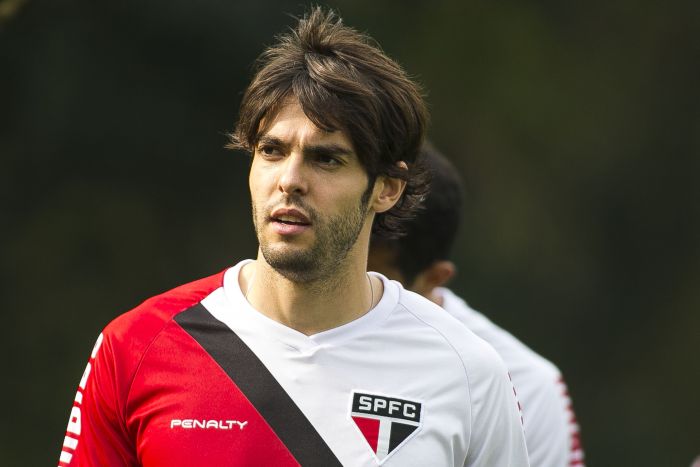Para evitar contusão, Kaká fica de fora do duelo com o Sport. | Daniel Vorley / Folhapress