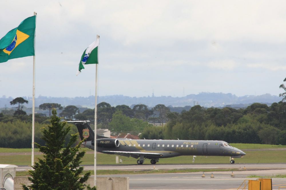 Paulo Roberto Costa foi levado para Brasília em uma aeronave da Polícia Federal. | Gazeta do Povo/Ivonaldo Alexandre