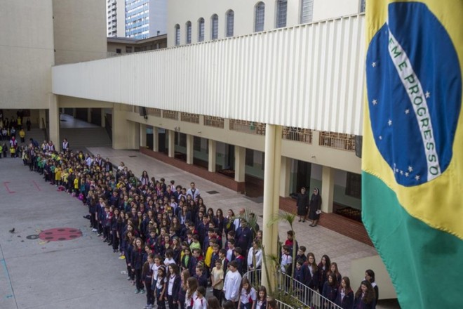 A escola Sagrado Coração de Jesus promove uma solenidade cívica todas as semanas, na qual o Hino Nacional é cantado por todos os alunos |