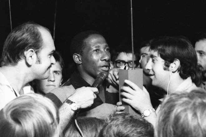 Repórter desconhecido e Augusto Mafuz entrevistam Djalma Santos, na despedida do craque no Atlético, em 1971 | 