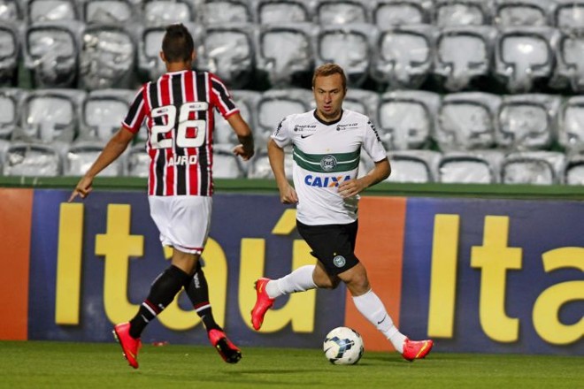 Zé Love levou o terceiro amarelo contra o São Paulo e também não joga a próxima partida do Coritiba |