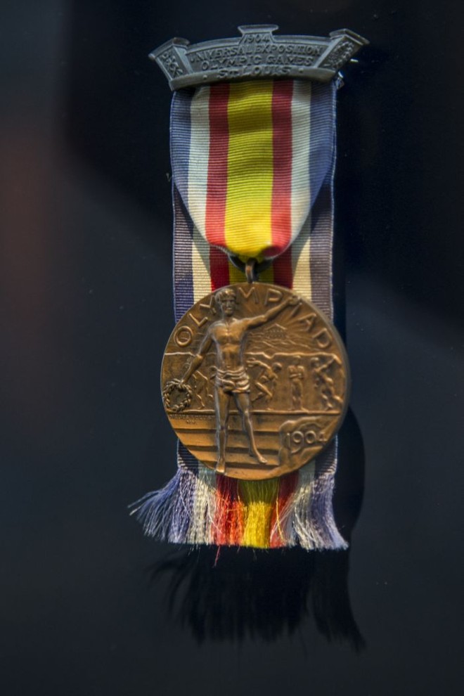 Medalha da terceira Olimpíada da história, em 1904, em Saint Louis (EUA) |