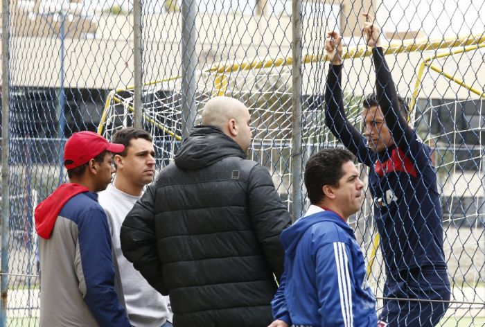 Membros da Fúria Independente conversam com o zagueiro Gustavo no treino do Paraná | Hugo Harada / Gazeta do Povo