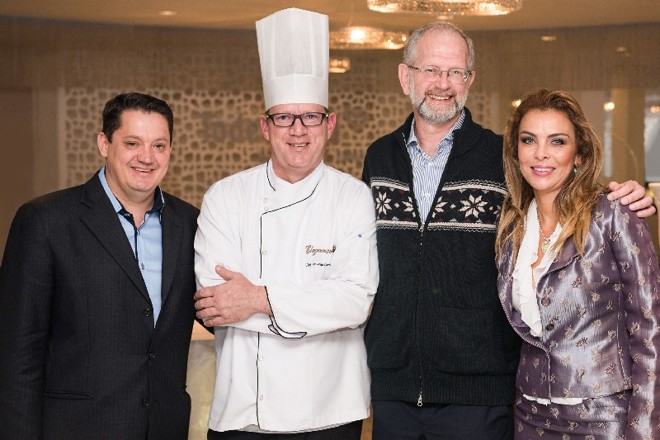 Mônica Gulin foi a patronesse do almoço em prol da Associação Cristã de Assistência Social (Acridas), que movimentou o Espaço Gourmet da Casa Cor no domingo. Com ela na foto, Edson Viana (à esq.), do Buffet Elegance, um dos apoiadores do evento, o chef Antonio Carlos Leite e o presidente da entidade, Gerhard Fuchs |