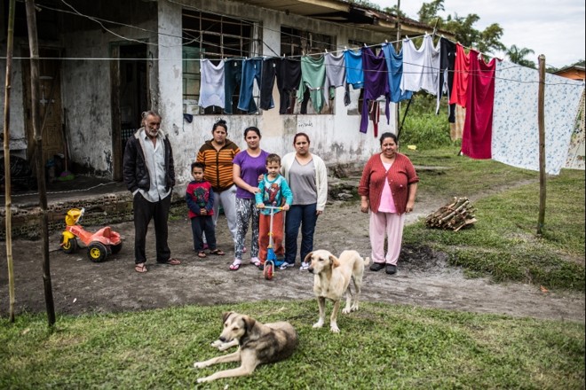 Família Mendes Martins. Da esquerda para direita: Arlindo, Rafaela, Micheli, Rosieli e Lurdes. Junto com eles os filhos de Rafaela e Micheli |