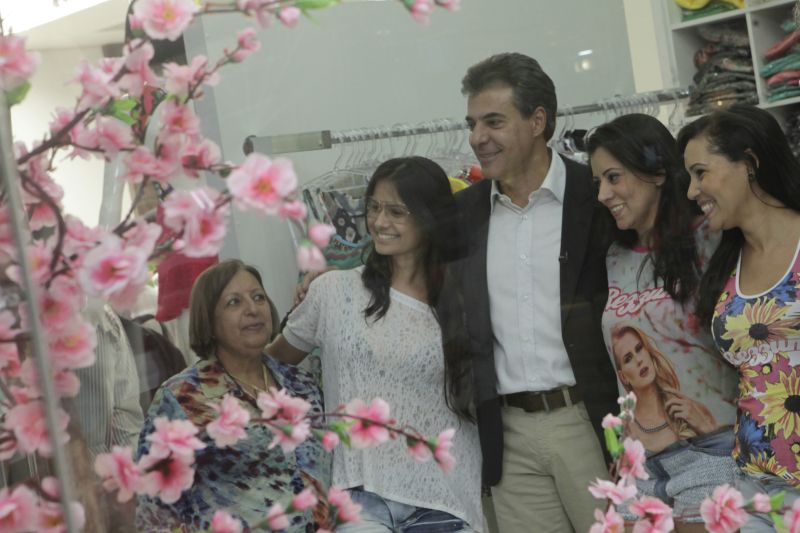 Beto Richa posa para fotos durante visita a Maringá | Walter Fernandes/Gazeta do Povo