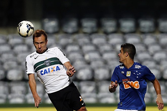 Zé Love sobe para cabecear na derrota do Coritiba para o Cruzeiro | 