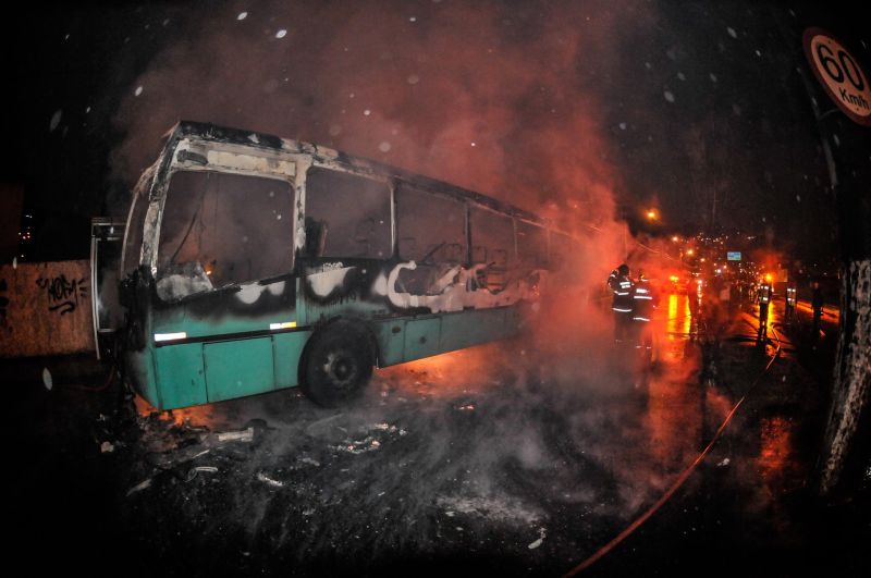 Onze ônibus foram incendiados em Florianópolis e região desde sexta-feira | Eduardo Valente/Folhapress