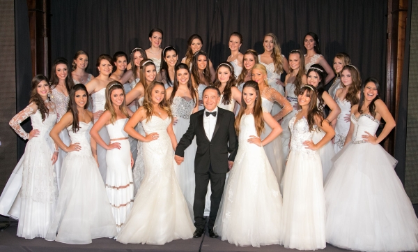 O presidente do Graciosa Country Club, João Carlos Ribeiro, junto às 28 debutantes após o desfile no baile de gala realizado no sábado. A festa terminou quase ao amanhecer de ontem | Naideron Jr.