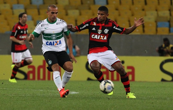 Gil disputa bola com jogador do Flamengo no Maracanã | 