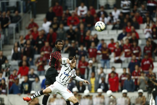 Douglas Coutinho disputa a bola pelo alto | 