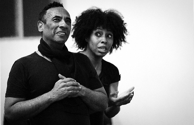 Peça teatral conta a história do Brasil partindo de uma notícia do dia |