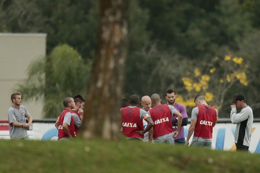 Técnico Leandro Ávila conversa com os jogadores durante o treinamento de ontem no CT do Caju. Reverter o 3 a 0 de Natal coroa a festa da torcida na Arena