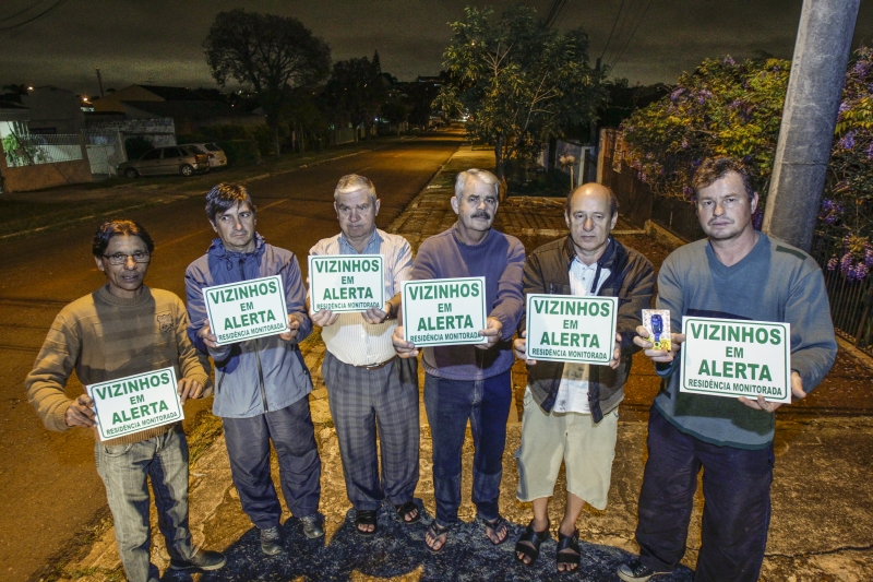 A turma da Rua Humberto Ciccarino e as plaquinhas agora famosas: vizinhos mais unidos | Daniel Castellano/Gazeta do Povo