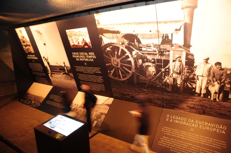 Painéis fotográficos trazem imagens de arquivos como o da Biblioteca Nacional e do Instituto Moreira Salles | Divulgação