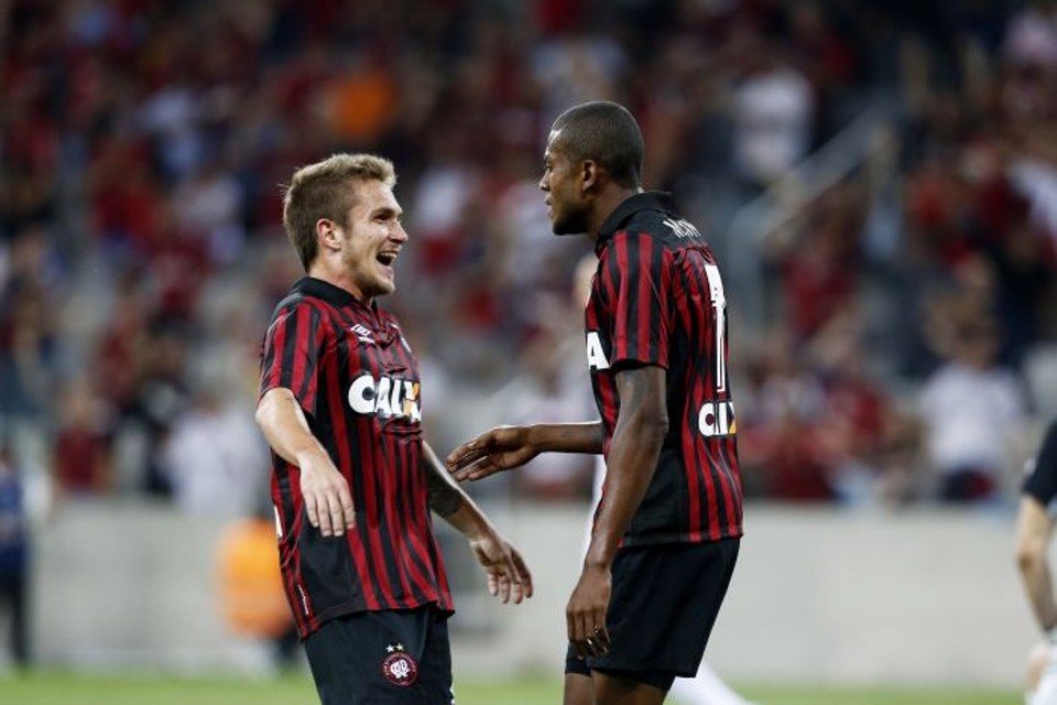 Marcelo gol do Atlético diante do Vitória com Bady | Antonio More / Gazeta do Povo